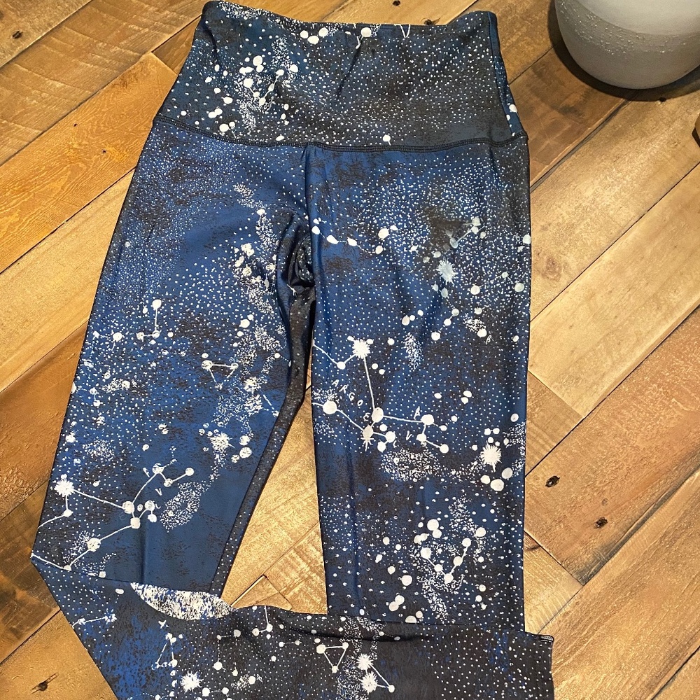 Onzie legging in blue constellation design S/M